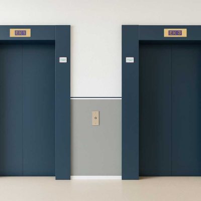 Zwei Aufzuege im Flur des Studentenwohnheims Hildebrandstrasse Dresden mit blauen Tueren