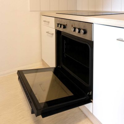 Moderner Einbaubackofen mit geoeffneter Tuer in der Gemeinschaftskueche des Studentenwohnheims Hildebrandstrasse Dresden