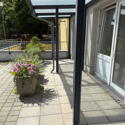 Barrierefreie Terrasse mit Ueberdachung, Blumen und Zugang zum Studentenwohnheim Hildebrandstrasse Dresden