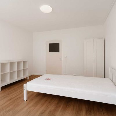 Großes helles Zimmer mit Bett und Regal im Studentenwohnheim Hildebrandstraße Dresden