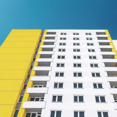 Modernes Hochhaus mit gelben Balkonen des Studentenwohnheims Hildebrandstraße Dresden aus der Froschperspektive