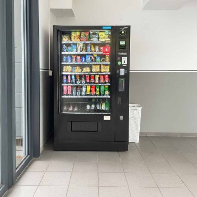 Snackautomat im Eingangsbereich des Studentenwohnheims Hildebrandstraße Dresden – Getränke und Snacks für Studierende