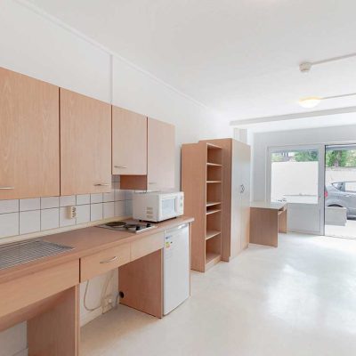 Helle Küche mit Holzschränken und Arbeitsplatte im Studentenwohnheim Hildebrandstraße Dresden